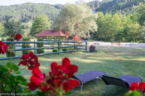 Dārzs, Holiday Homes Biser Lopatnice in Lopatnica