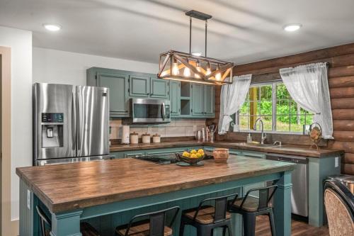 Log Cabin Sleeps 6 Woodsy Retreat! in Coopertown