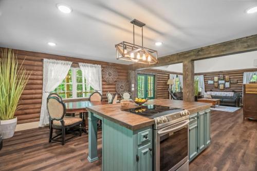 Log Cabin Sleeps 6 Woodsy Retreat! in Coopertown