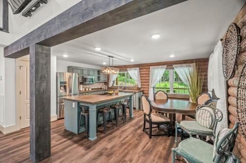 Log Cabin Sleeps 6 Woodsy Retreat! in Coopertown