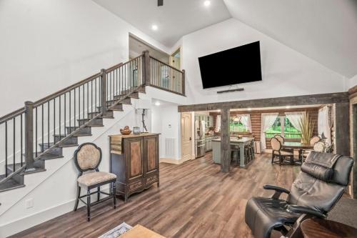 Log Cabin Sleeps 6 Woodsy Retreat! in Coopertown