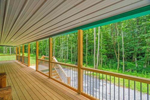 Log Cabin Sleeps 6 Woodsy Retreat! in Coopertown