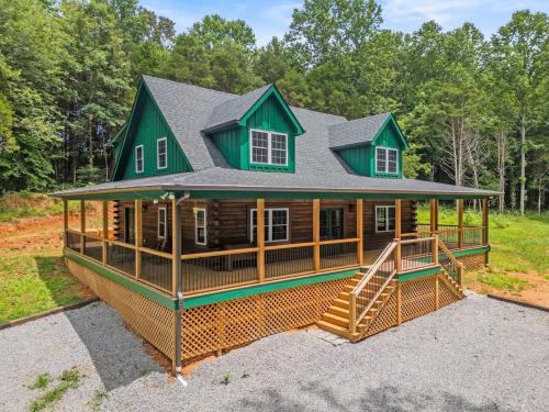 Log Cabin Sleeps 6 Woodsy Retreat! in Coopertown