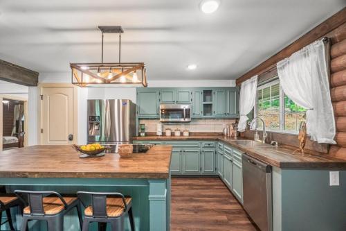 Log Cabin Sleeps 6 Woodsy Retreat! in Coopertown