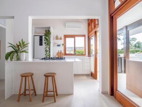 Casa Varanda Guaeca Pet Friendly, Heated Pool in Praia Do Guaeca