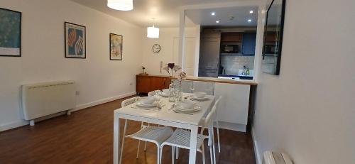 Spacious 2BR Apartment Only 15 Minutes to City - image 4