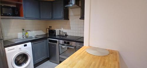 Spacious 2BR Apartment Only 15 Minutes to City - image 2
