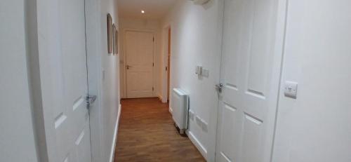 Spacious 2BR Apartment Only 15 Minutes to City - image 3