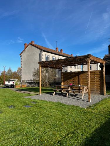 Dārzs, A l’ancienne école (A l’ancienne ecole) in Saint-Ours (Auvergne)