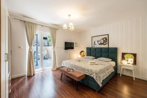 Dalmatian 230m2 with pool and garden near the old town for families, Split (photo 7)