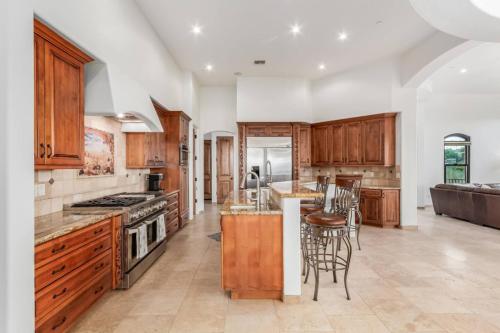 Konyha, 5BR, 3 Den Oasis with Pool, Hot Tub and Fountain Views in Fountain Hills