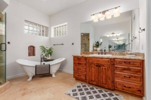 Fürdőszoba, 5BR, 3 Den Oasis with Pool, Hot Tub and Fountain Views in Fountain Hills