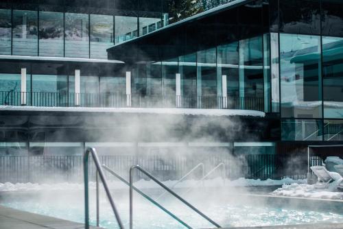 Úszómedence, Thermenhotel Krone - inklusive Felsentherme in Bad Gastein Városközpont