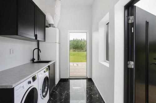 Newly Built House with Free Parking in Scenic Nature in 홀름순드