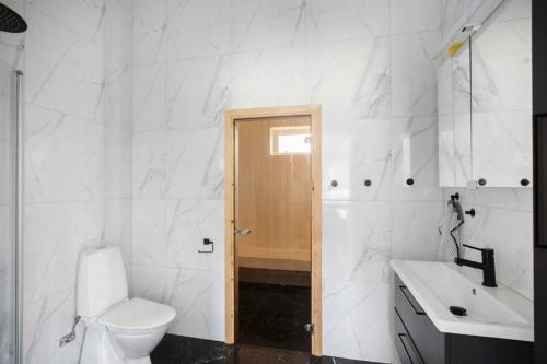 Newly Built House with Free Parking in Scenic Nature in 홀름순드