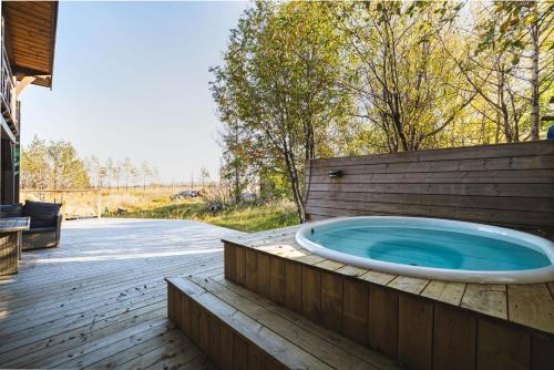 bubbelbad, Riverside Cabin - Hot Tub, Fishing and Relaxing Escape in Laugarvatn