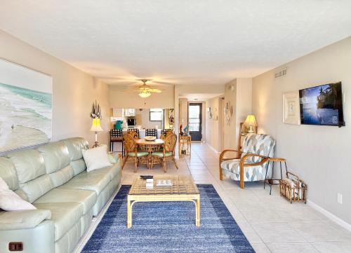 Pristine 2 Bed Condo Steps from Free Beach Access - image 27