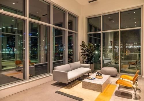 @ Marbella Lane - Grand 2BR w/ Beach & Ocean Views in Long Beach, USA