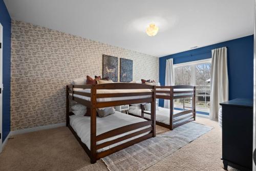 View, Nashville Retreat - Pool/Hot Tub/Karaoke/Theatre + in Coopertown (TN)