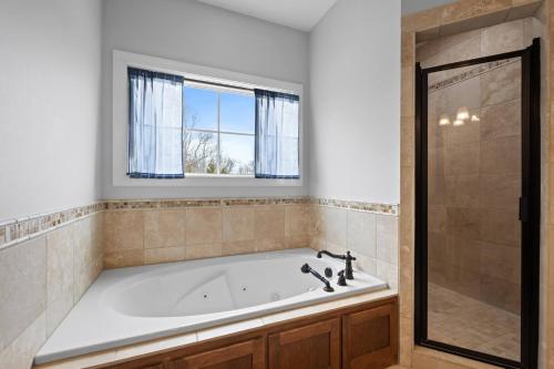 Shower, Nashville Retreat - Pool/Hot Tub/Karaoke/Theatre + in Coopertown (TN)