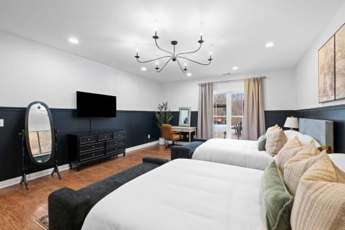 View, Nashville Retreat - Pool/Hot Tub/Karaoke/Theatre + in Coopertown (TN)