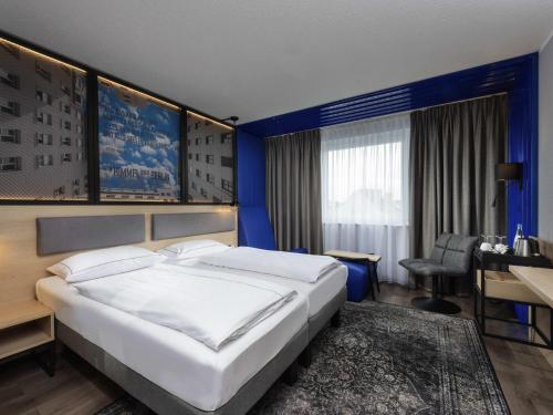 1 queen bed, 1 sofa bed
