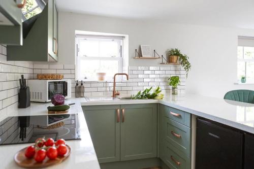 Ivy Mews - Converted Barn in Popular Village in Scalby