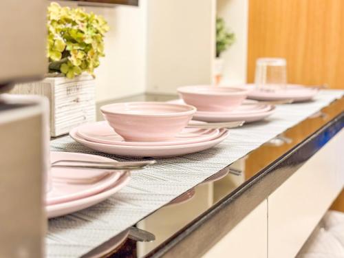 826 Air Condo 1BR Shell Residences 2 Min to MOA - Tap to explore photos