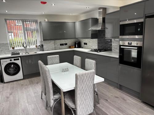 Modern 3 Bed House in Headingley - Free Parking