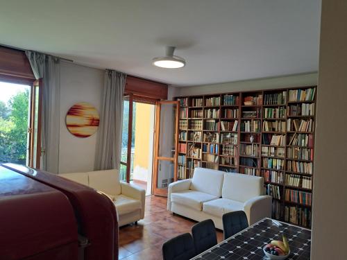 บริการและสิ่งอำนวยความสะดวก, Book Paradise in เครโมน่า