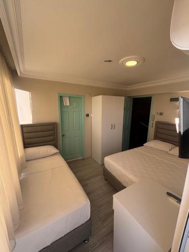 1 double bed, 1 twin bed