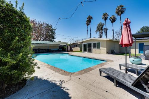 Modern Gem with Outdoor Oasis 5 Mi to Lake Jennings