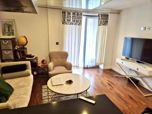 Discounted Monthly Rate - 1 Bed Flat in Fulham Broadway with Private Balcony near Parsons Green, West Brompton, West Kensington, Londýn