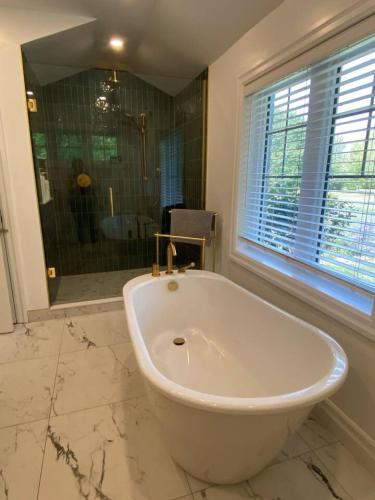 Vannas istaba, Private Beach Hot Tub A Vacay to Remember in Niles Corners (ON)