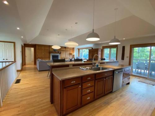 virtuve, Private Beach Hot Tub A Vacay to Remember in Niles Corners (ON)