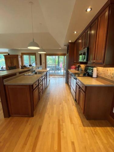 virtuve, Private Beach Hot Tub A Vacay to Remember in Niles Corners (ON)
