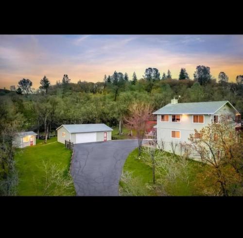 . Mountain Bliss Ranch - Hot tub and River Trails
