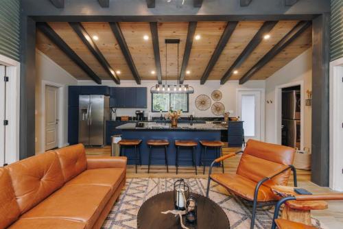 NEW Unique Stay w King Beds and Private Hot Tub