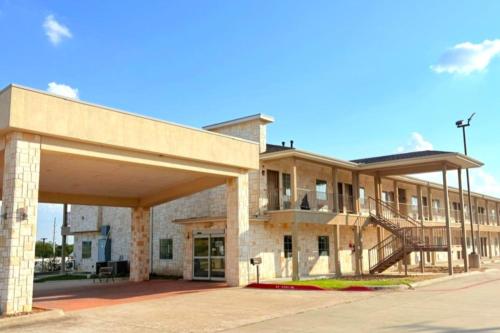 Westwood Inn & Suites - 출입구
