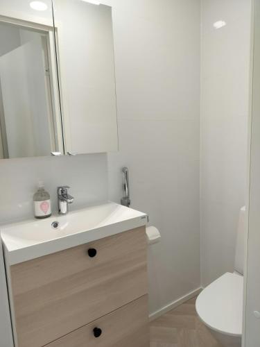 ห้องน้ำ, Central Apartment for 3 in คอกโกลา คาเลอบี