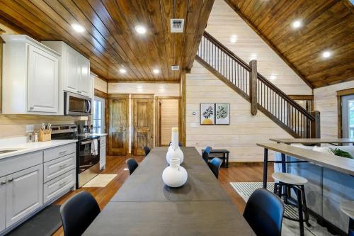 Family-friendly Broken Bow Cabin - Spa, Game Room in Broken Bow, USA