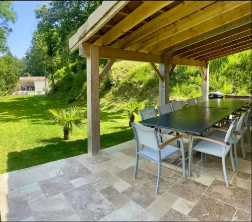Aed, Maison Ardèche, Piscine chauffée, Jacuzzi, Nature et Calme 10-12p (Maison Ardeche, Piscine chauffee, Jacuzzi, Nature et Calme 10-12p) in Vernoux-en-Vivarais