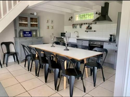 köök, Maison Ardèche, Piscine chauffée, Jacuzzi, Nature et Calme 10-12p (Maison Ardeche, Piscine chauffee, Jacuzzi, Nature et Calme 10-12p) in Vernoux-en-Vivarais