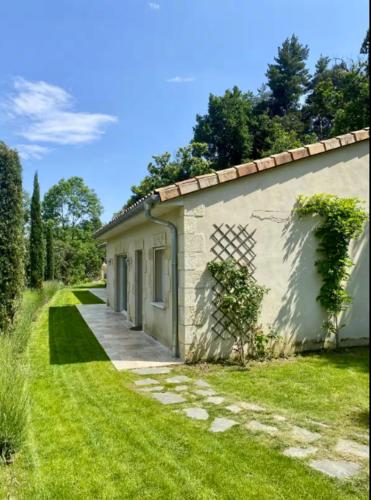 Hotelli välisilme, Maison Ardèche, Piscine chauffée, Jacuzzi, Nature et Calme 10-12p (Maison Ardeche, Piscine chauffee, Jacuzzi, Nature et Calme 10-12p) in Vernoux-en-Vivarais