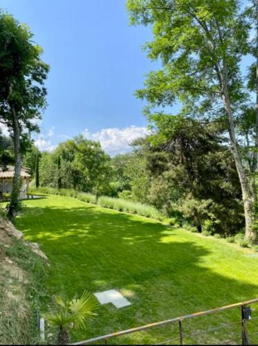 Aed, Maison Ardèche, Piscine chauffée, Jacuzzi, Nature et Calme 10-12p (Maison Ardeche, Piscine chauffee, Jacuzzi, Nature et Calme 10-12p) in Vernoux-en-Vivarais