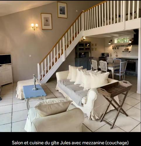 Jagatud salong / TV-ala, Maison Ardèche, Piscine chauffée, Jacuzzi, Nature et Calme 10-12p (Maison Ardeche, Piscine chauffee, Jacuzzi, Nature et Calme 10-12p) in Vernoux-en-Vivarais