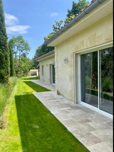 Hotelli välisilme, Maison Ardèche, Piscine chauffée, Jacuzzi, Nature et Calme 10-12p (Maison Ardeche, Piscine chauffee, Jacuzzi, Nature et Calme 10-12p) in Vernoux-en-Vivarais