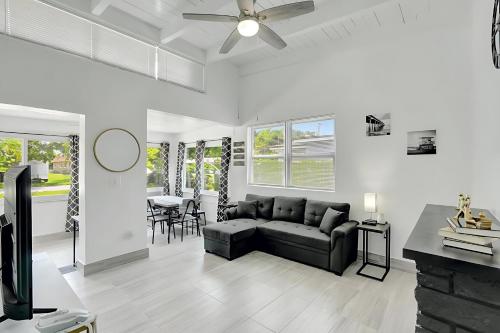 2BR 1BA Home near Nightlife and Beach image