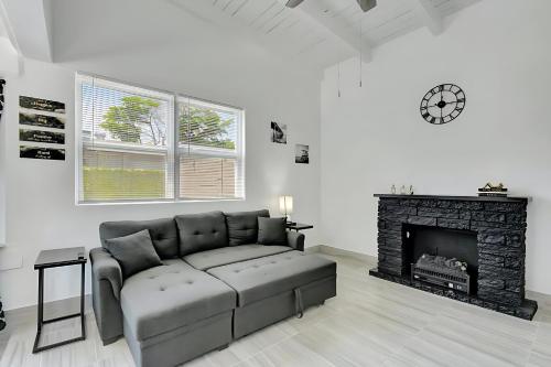 2BR 1BA Home near Nightlife and Beach in Fort Lauderdale, USA
