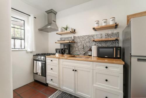 1 Bedroom Casita - Casa Blanca in Montecito, USA